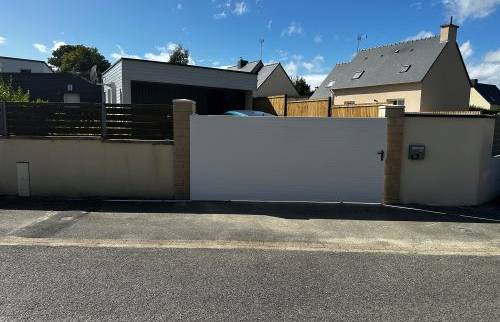 Pose d’un portail coulissant à l’entrée de la propriété, assurant un accès pratique et sécurisé à l’habitation.