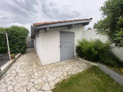 Ancienne terrasse en pierre naturelle avant travaux de rénovation extérieure - Montauban 82000