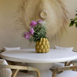 Salle à manger lumineuse ouverte sur terrasse – Jérôme Caramalli