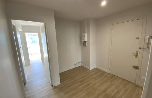 Entrée de l'appartement rénovée avec nouveau panneau électrique à Alès