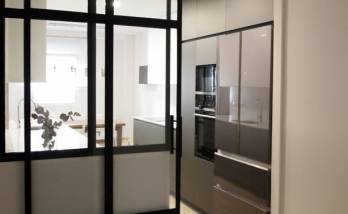 Cuisine avec porte type verrière à Orsay (91)