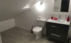 Jolie petit salle d'eau fonctionnelle