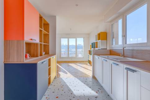 Vue d'ensemble : cuisine largement ouverte sur le séjour et baignée de lumière