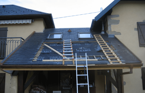 Rénovation énergétique : pose de panneaux solaires
