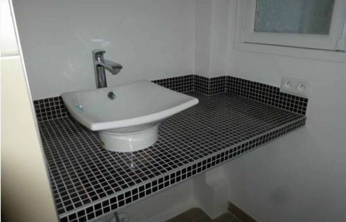 Vasque avec mosaïque dans la salle de bain - Bouc-Bel-Air (13)