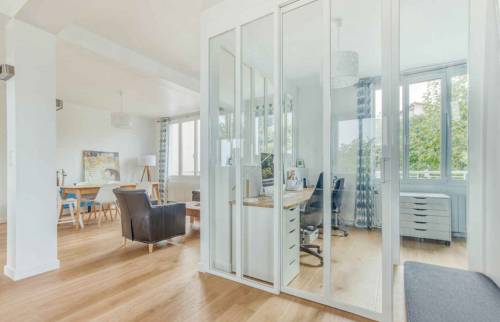 Porte coulissante du bureau fermée