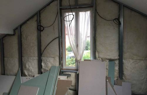 Travaux en cous dans cette future chambre de petite fille sous les combles d'une maison en région parisienne
