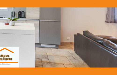 Carrelage clair, mobilier sobre, finitions soignées : le souci du détail fait toute la différence.