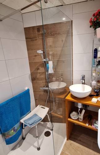 Salle de bain rénovée pour accessibilité La Maison Des Travaux Ales
