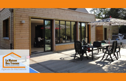 Extension bois moderne avec baies vitrées à Marmande, un nouvel espace lumineux et chaleureux pour toute la famille.