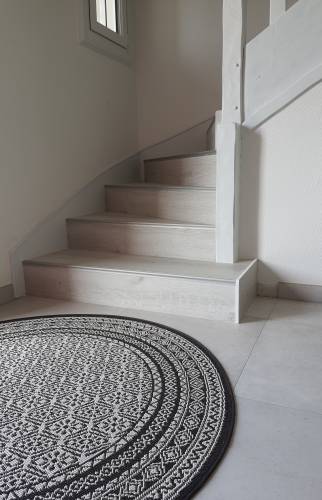 Début de l'escalier habillé