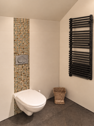 Un WC suspendu et un sèche-serviettes équipent cet espace, personnalisé par une bande de mosaïque murale et un carrelage de sol distinct.