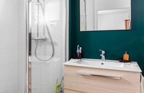 Salle de bain peinture blanche et vert soutenu