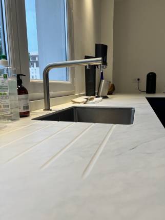 Plan de travail de cuisine en quartz dans un appartement rénové - Nantes 44