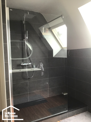 Grande douche en sous pente