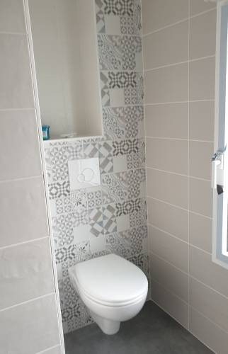 WC suspendu et carrelage/faïence