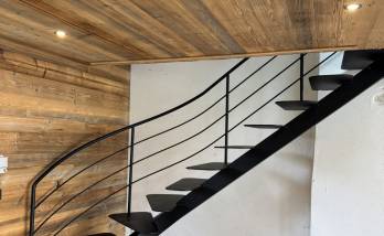 Escalier sur mesure réalisé par un artisan local à Rives