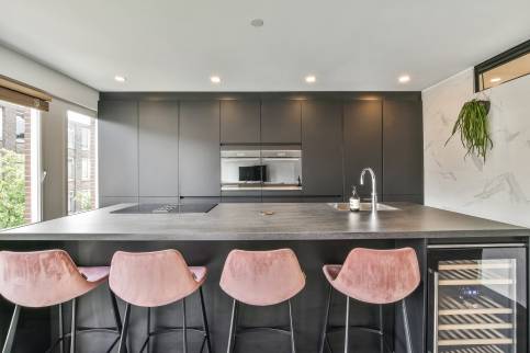 Îlot avec chaise de bar