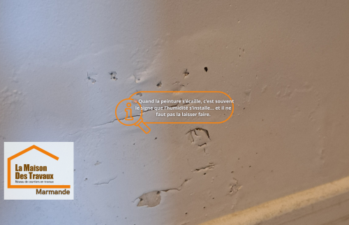 Quand la peinture s’écaille, c’est souvent l’humidité qui se cache derrière. À Virazeil, l’origine a été traitée avant d’embellir à nouveau les murs.