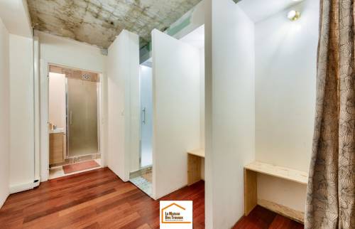 le parquet rénové dans les vestiaire