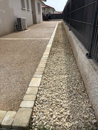 cour en béton désactivé