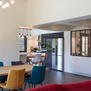 Vue intérieure cuisine et salon agrandis – Maison T. Rhône