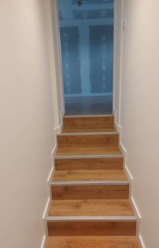 Escalier en béton et parquet stratifié