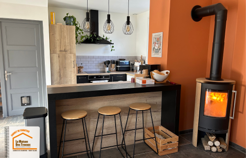 chauffage écologique bois, poêle avec entrée d’air bas, rénovation énergétique Passy, artisan chauffage Chamonix, solution chauffage économique, La Maison des Travaux Mont-Blanc