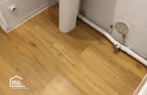 Revêtement de sol PVC imitation parquet posé dans une salle de bains lors d'une rénovation réalisée dans le Pays d'Aix.