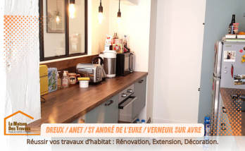 Espace cuisine lumineux et fonctionnel, avec des luminaires suspendus modernes et des finitions impeccables, reflétant un style contemporain à Dreux.