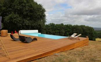 terrasse en bois avec une belle piscine tendance