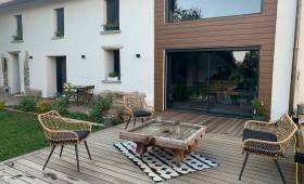 Terrasse en bois qui fait écho au composite 