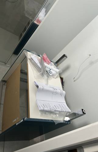 Installation de meubles sur-mesure – rangement optimisé pour salle d’eau moderne.