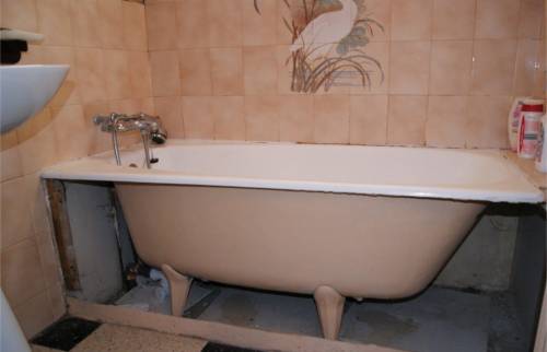 Ancienne baignoire murale avant dépose et évacuation  pour travaux SDE/buanderie à Penchard (77)