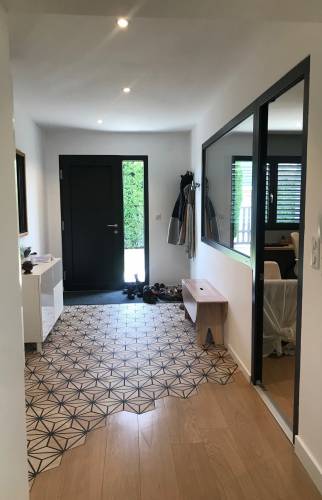 Entrée mêlant carreau de ciment et parquet à Village Neuf
