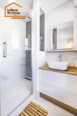 Espace optimisé pour cette salle de bain