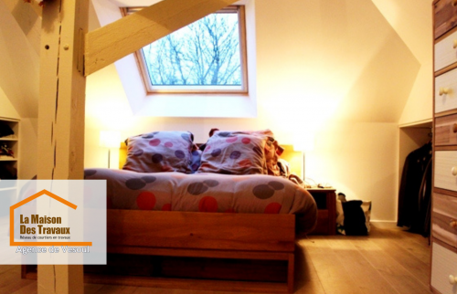 Aménagement de combles en chambre cosy à Vesoul par La Maison Des Travaux. Optimisation de l’espace sous pente avec rangements intégrés.