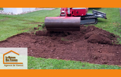 Nivellement du sol et préparation du terrain pour accueillir la future extension lumineuse.