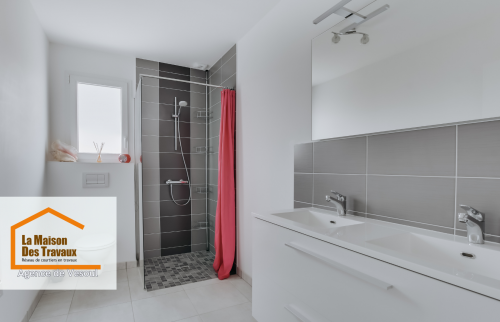 Salle de bain rénovée 🚿 : Une salle de bain élégante et moderne, alliant design épuré et fonctionnalité avec une douche à l’italienne et une double vasque.