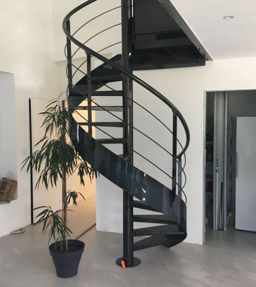 Installation d'un escalier hélicoïdal en métal - Montpellier 34000