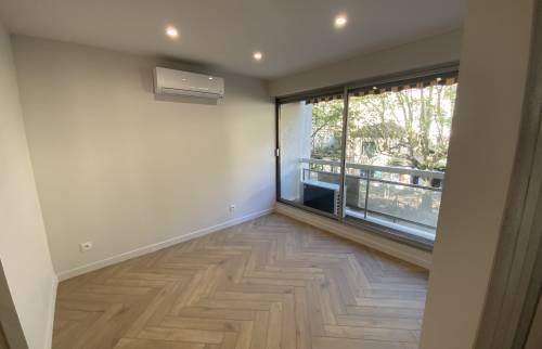Salle de séjour moderne avec vue sur terrasse La Maison Des Travaux Alès