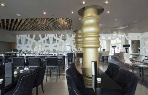 Installation du faux plafond dans un restaurant