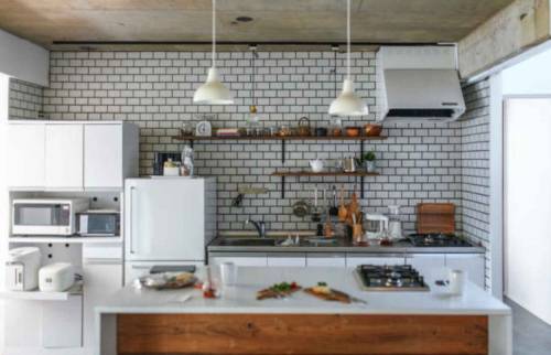 cuisine tendance en bois avec un carrelage blanc