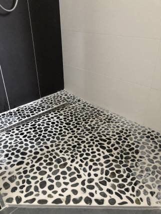 Douche à l'italienne avec canivelle