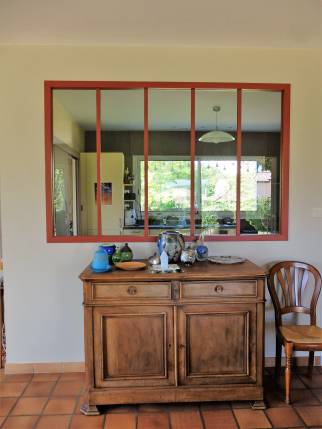 Verrière d'atelier d'inspiration classique dans une maison située au sud de Lyon