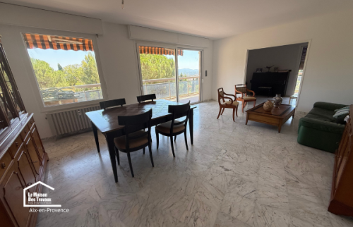 Salon rénové lors d'une rénovation complète d'appartement près d'Aix-en-Provence, avec des espaces lumineux et un confort entièrement repensé.