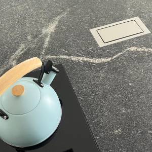 Bouilloire bleu dans une cuisine en marbre