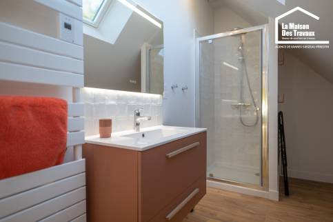 salle de bain moderne avec douche et baignoire morbihan
