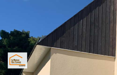 Travaux extérieurs à Quimper incluant nettoyage et rénovation du bardage et des façades pour une maison plus moderne et durable.