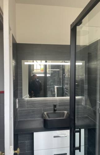 Faïence et peinture dans une salle de bain rénovée